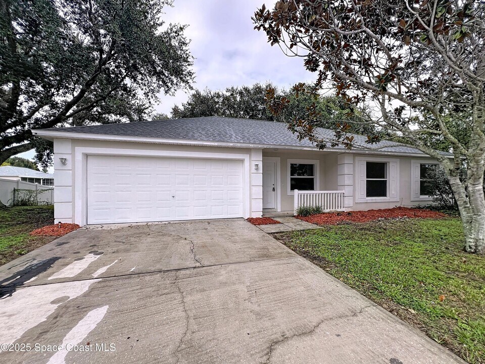 1582 Pentax Ave in Titusville, FL - Building Photo