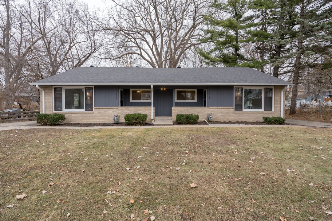 3260 France Ave N in Robbinsdale, MN - Foto de edificio
