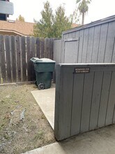 1034 Kaweah St in Hanford, CA - Foto de edificio - Building Photo