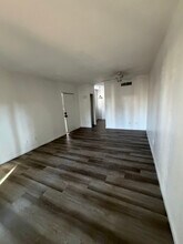 2833 E Le Marche Ave, Unit Apt 201 in Phoenix, AZ - Foto de edificio - Building Photo