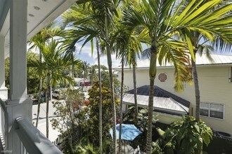 120 Angela St-Unit -Apt 202 in Key West, FL - Foto de edificio - Building Photo