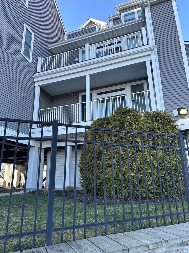 311 Marina Pointe Dr in Hempstead, NY - Building Photo - Building Photo