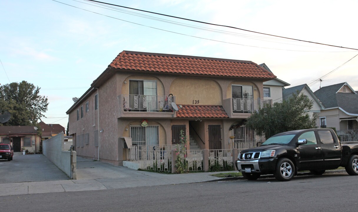 135 E 25th St in Los Angeles, CA - Building Photo