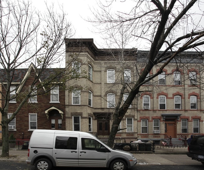 1734 Bleecker St in Flushing, NY - Foto de edificio - Building Photo