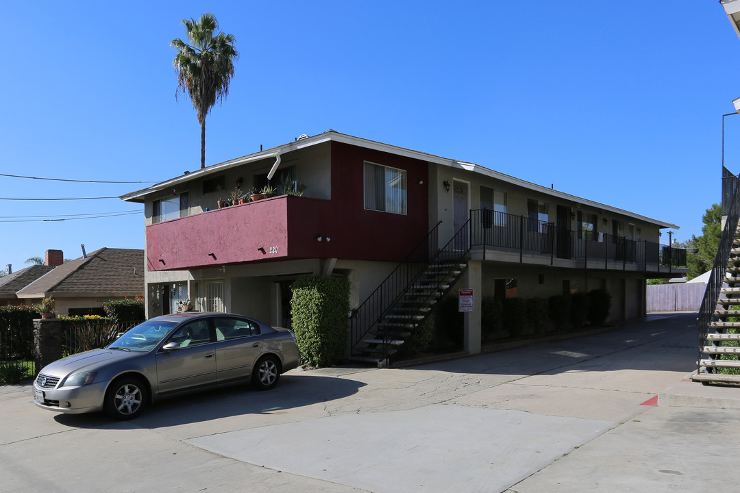 220 N Citrus Ave in Vista, CA - Building Photo