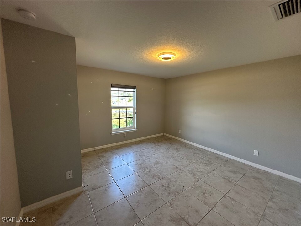 4602 NW 36th Pl in Cape Coral, FL - Building Photo
