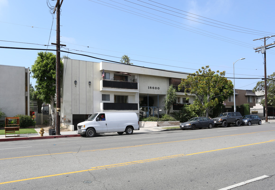 18600 Burbank Blvd in Tarzana, CA - Foto de edificio