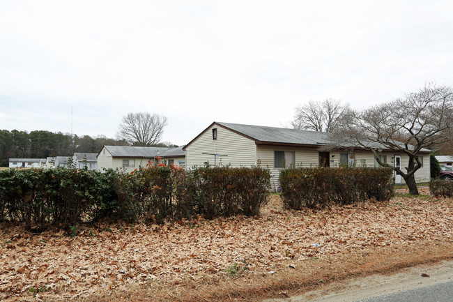 Claudia Apartments in Hayes, VA - Foto de edificio - Building Photo