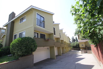 The Waltonia Townhouse Apartments in Montrose, CA - Building Photo - Building Photo