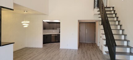 723 Westmount Dr, Unit 303 in West Hollywood, CA - Building Photo - Building Photo