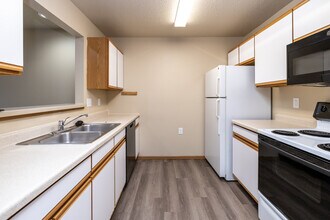 Eagle Lake Apartments in West Fargo, ND - Building Photo - Interior Photo