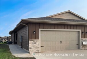 Spacious 3 Bed 2 Bath Townhome in Sioux Falls, SD - Building Photo