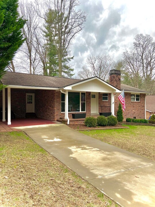 320 Kendale Ct in East Flat Rock, NC - Building Photo