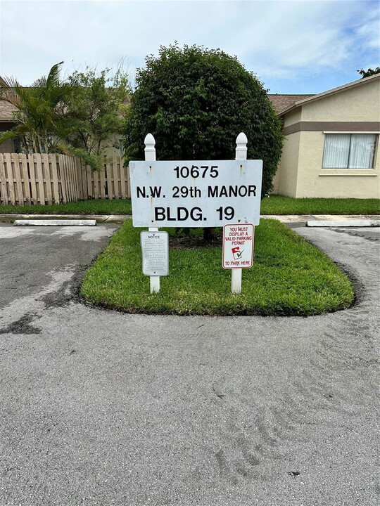 10675 NW 29th Manor in Sunrise, FL - Foto de edificio