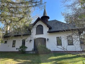 12 Pine Hill Rd in Tuxedo Park, NY - Building Photo