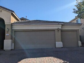 7708 Cascade Bluffs Ct in Las Vegas, NV - Building Photo - Building Photo