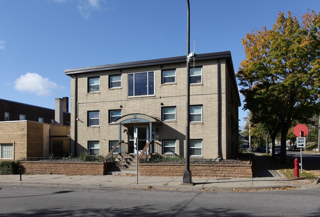 2025 Emerson Ave N in Minneapolis, MN - Foto de edificio - Building Photo