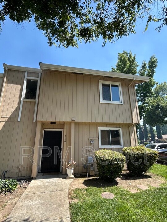 140 Arcadia Dr in Vacaville, CA - Foto de edificio
