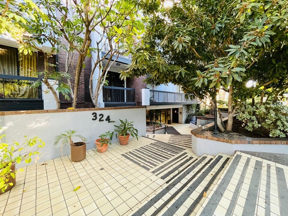 324 N Palm Dr in Beverly Hills, CA - Building Photo