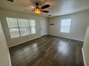 8755 Sunview Park in San Antonio, TX - Building Photo - Building Photo