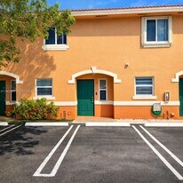 7955 NW 8th St in Miami, FL - Building Photo