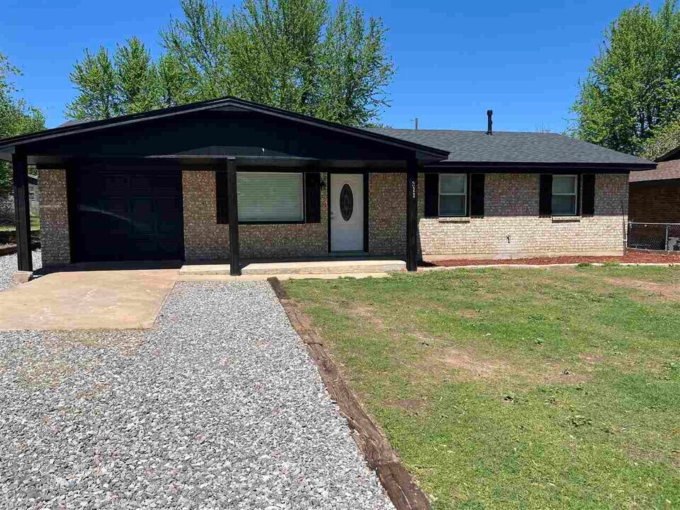 311 East Dr in Fletcher, OK - Building Photo