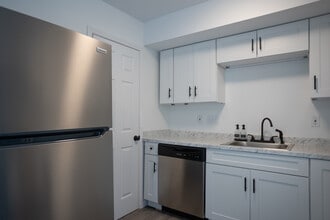Country Club Apartments in Charlotte, NC - Building Photo - Interior Photo