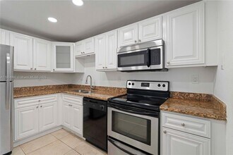 1800 Sans Souci Blvd in North Miami, FL - Foto de edificio - Building Photo