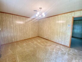 102 Thomas Cir in Troy, AL - Building Photo