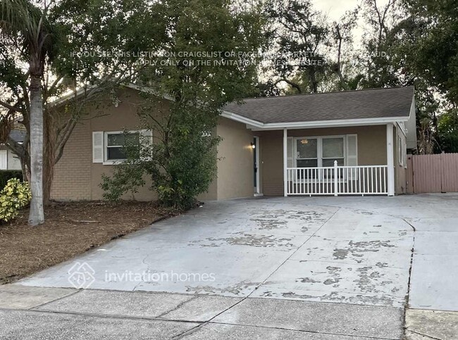 1410 Stonehaven Way in Tarpon Springs, FL - Foto de edificio - Building Photo