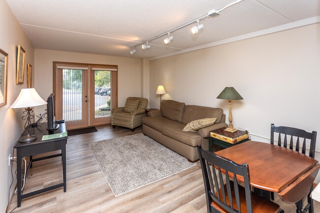 Chardon Court in New Hope, MN - Foto de edificio - Interior Photo