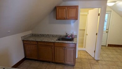 11 Falmouth St, Unit 3 in Worcester, MA - Foto de edificio - Building Photo