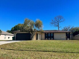 1365 SE Bayharbor St in Port St. Lucie, FL - Building Photo