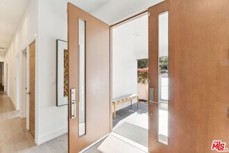 2600 Carman Crest Dr in Los Angeles, CA - Foto de edificio - Building Photo