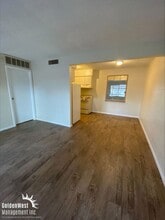 565 S Royal Crest Cir in Las Vegas, NV - Building Photo - Building Photo