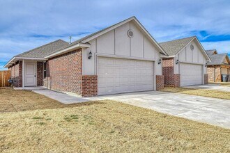 1005 St Cecil in Moore, OK - Building Photo - Building Photo