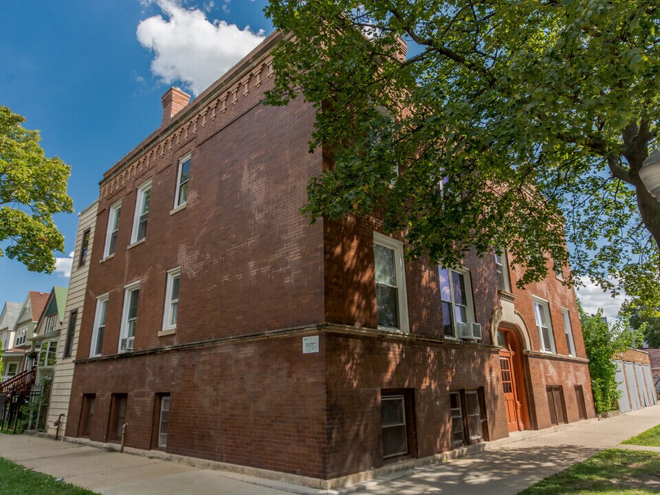 2223 N Hamlin Ave in Chicago, IL - Building Photo