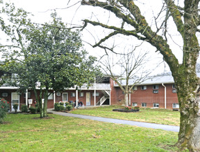Holston Place Apartments in Knoxville, TN - Building Photo - Building Photo