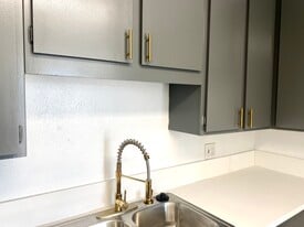 14914 Hamlin St, Unit 101 in Van Nuys, CA - Building Photo
