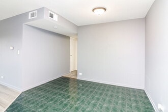 16 Kingery Quarter in Willowbrook, IL - Building Photo - Building Photo