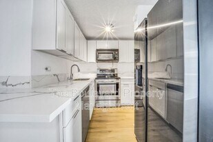 5055 Likini St in Honolulu, HI - Building Photo