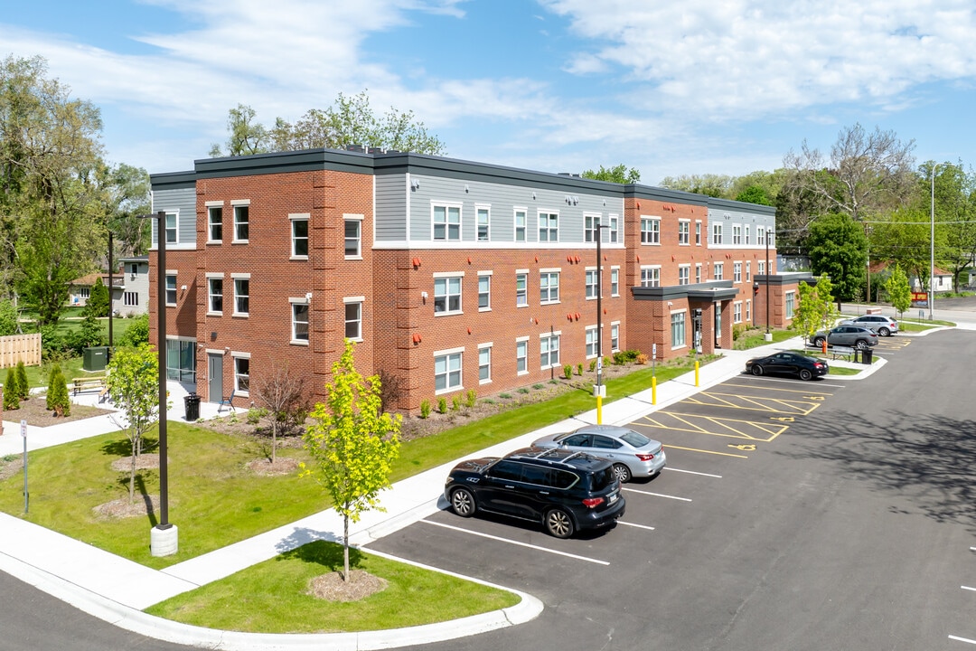 Hanover Landing in Elgin, IL - Building Photo