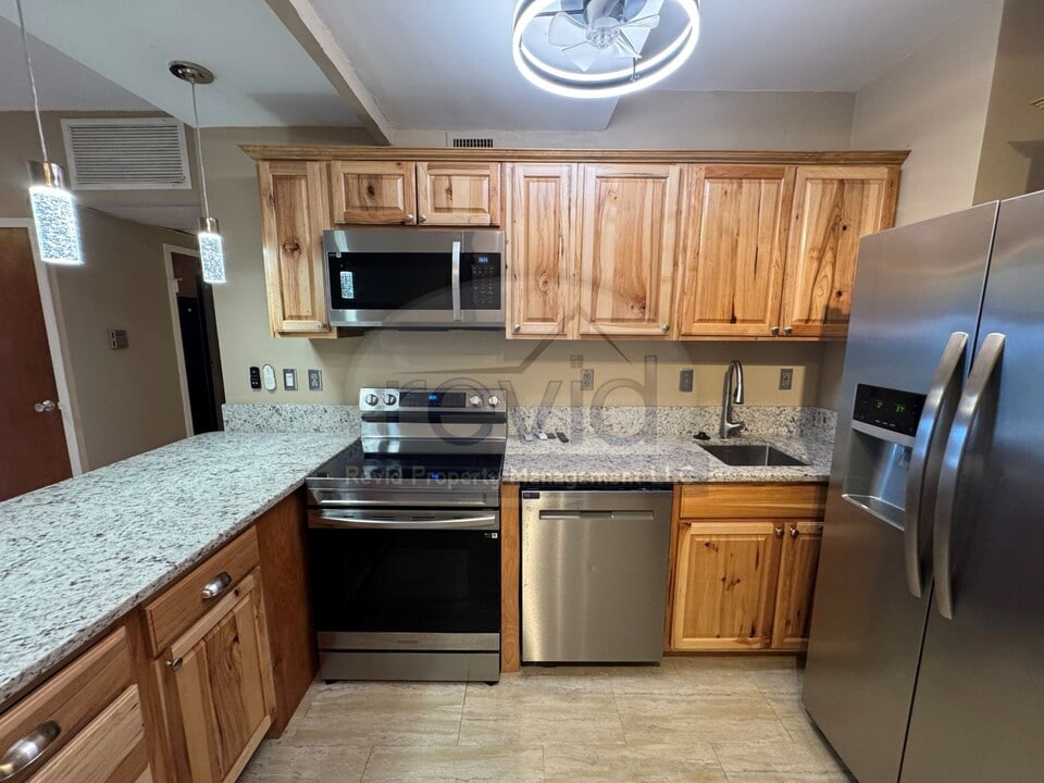 1271 Poplar Ave in Memphis, TN - Foto de edificio