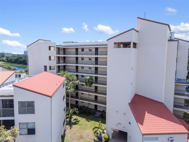 2314 S Cypress Bend Dr in Pompano Beach, FL - Building Photo - Building Photo