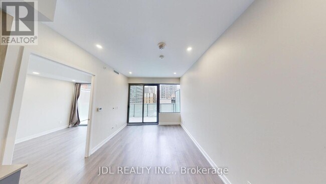 161 Roehampton Ave in Toronto, ON - Building Photo - Building Photo