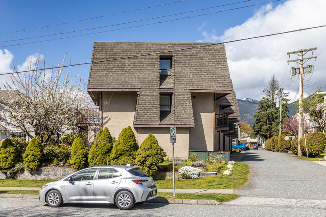 220 16th St W in North Vancouver, BC - Building Photo - Building Photo