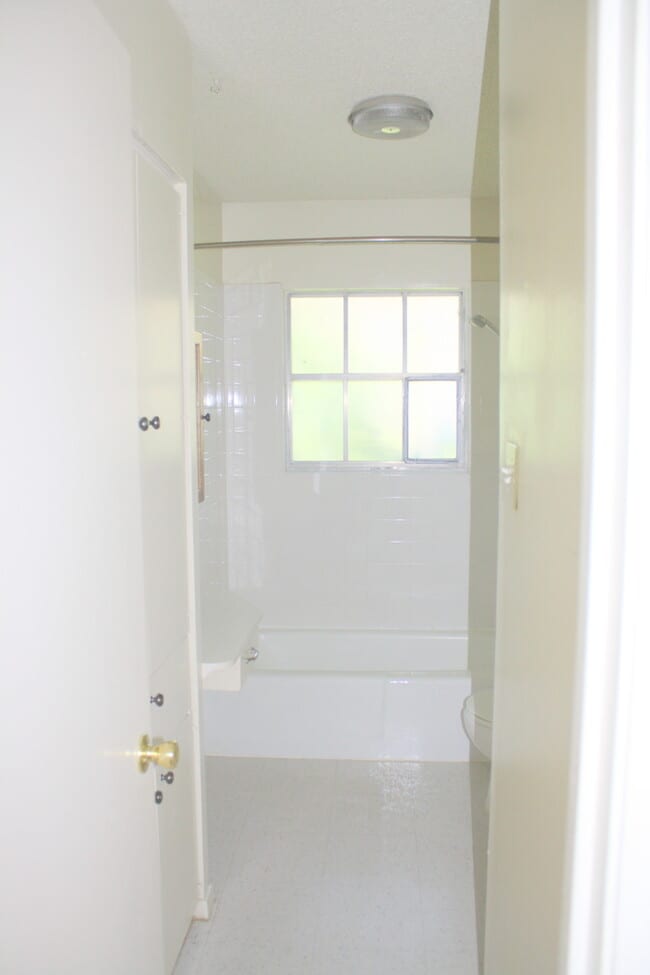 8101 Stillwood Ln in Austin, TX - Building Photo - Building Photo