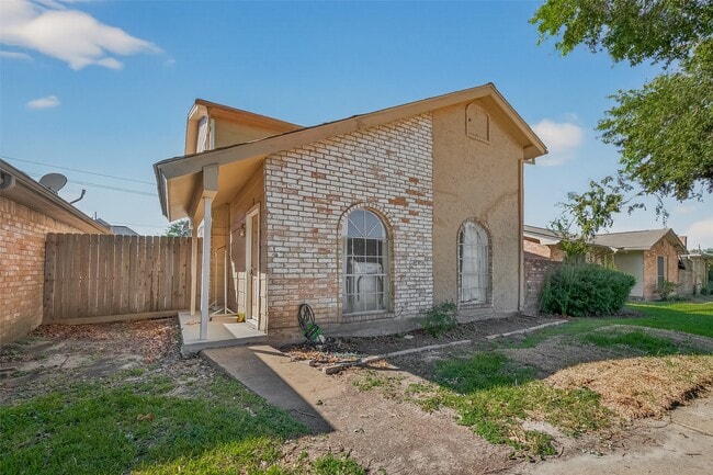 13175 Clarewood Dr in Houston, TX - Building Photo - Building Photo