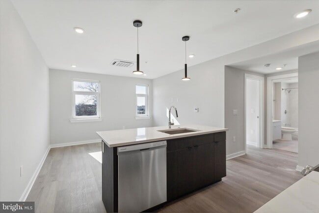 3449 Scotts Ln, Unit A318 in Philadelphia, PA - Foto de edificio - Building Photo