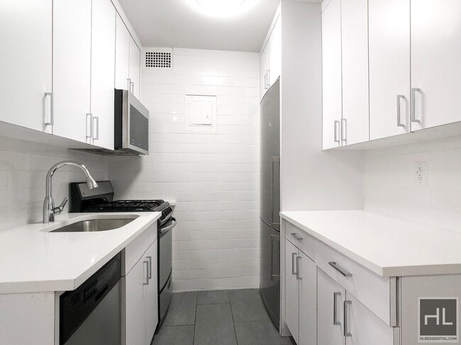 E 89 St, Unit 12H in New York, NY - Building Photo - Building Photo